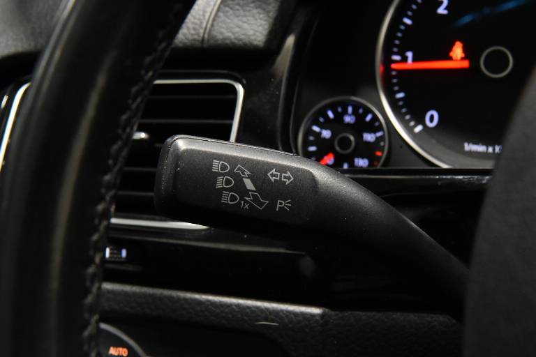 VOLKSWAGEN Touareg 26