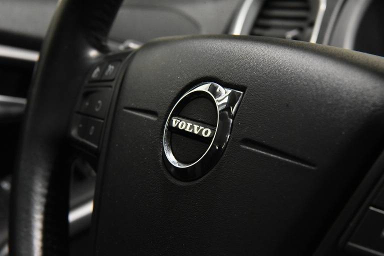 VOLVO V40 23