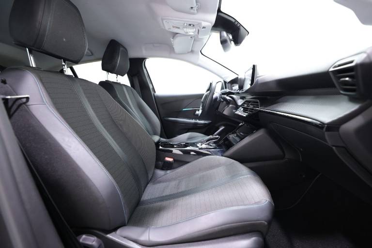 PEUGEOT 208 44