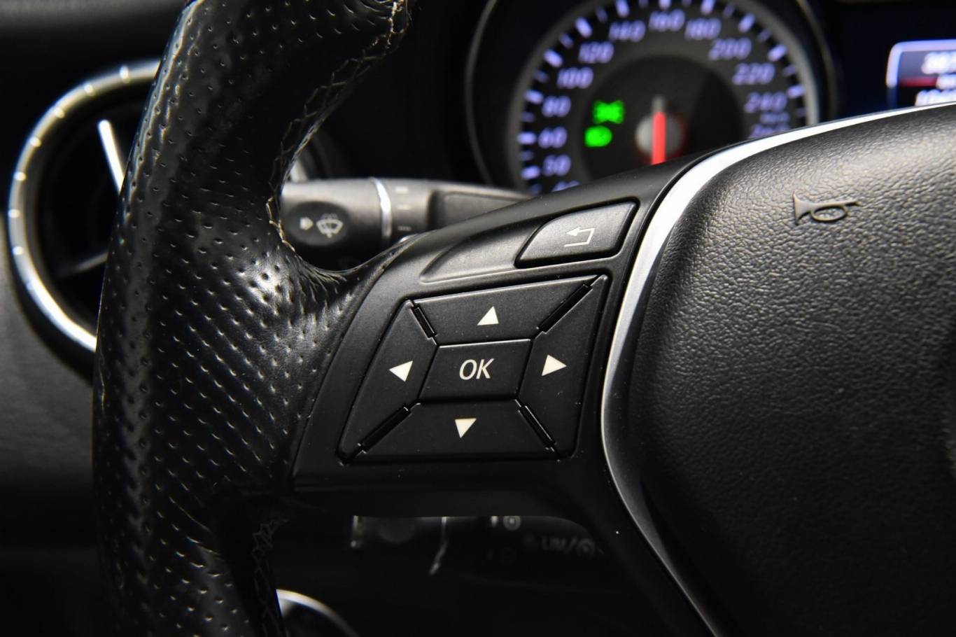 MERCEDES-BENZ CLA 200 7