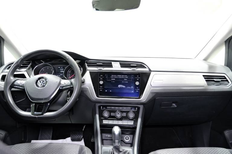 VOLKSWAGEN Touran 10