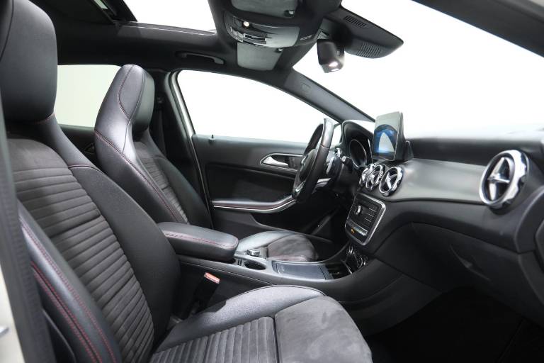 MERCEDES-BENZ GLA 220 59