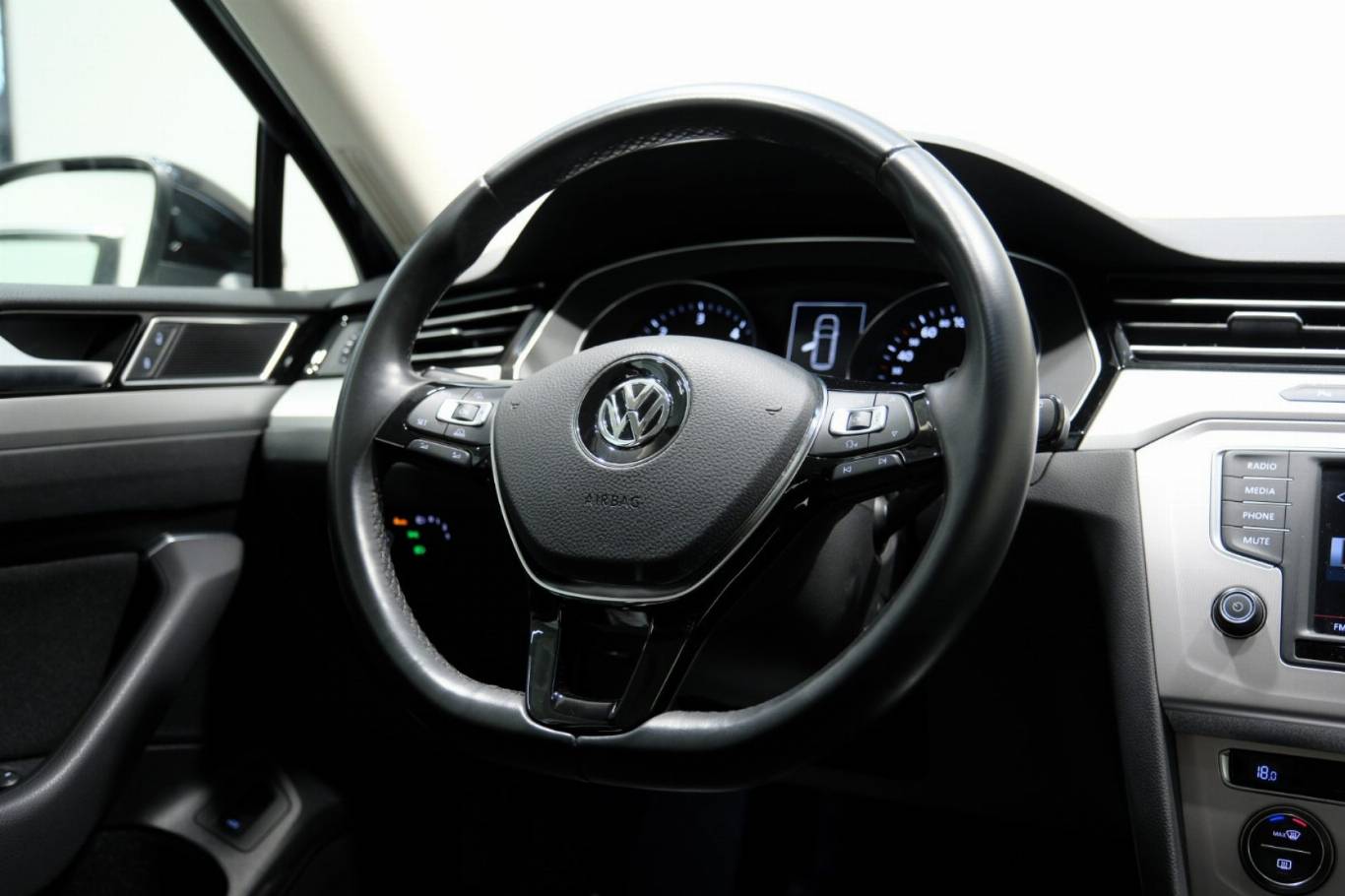 VOLKSWAGEN Passat Variant 44