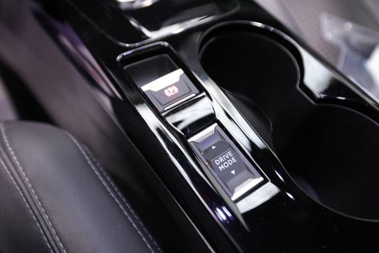 PEUGEOT 208 32