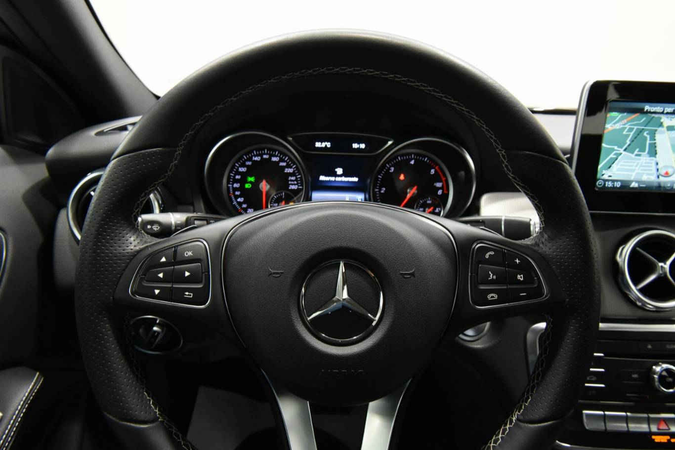 MERCEDES-BENZ GLA 200 42