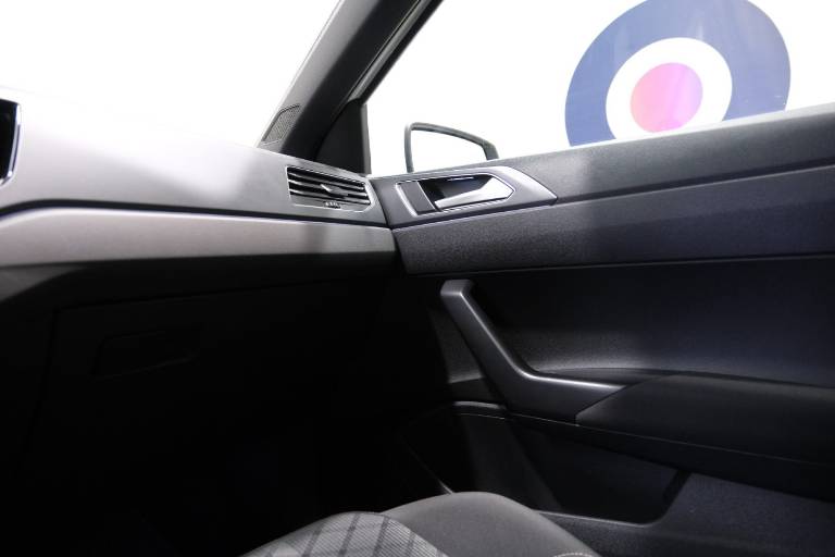VOLKSWAGEN Polo 33