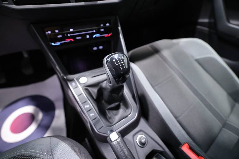 VOLKSWAGEN Polo 28