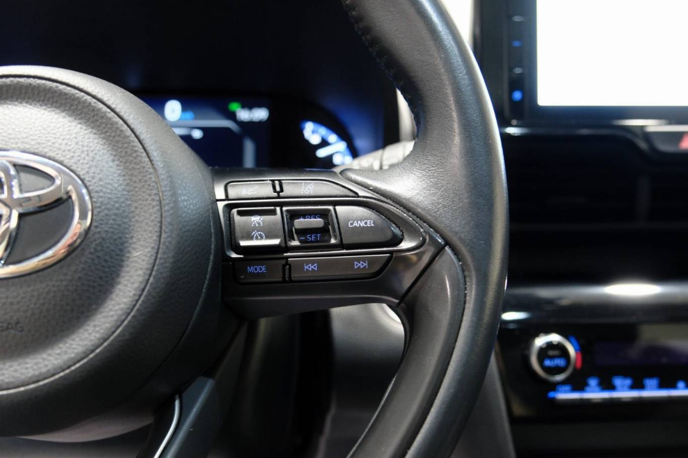 TOYOTA Yaris Cross 23