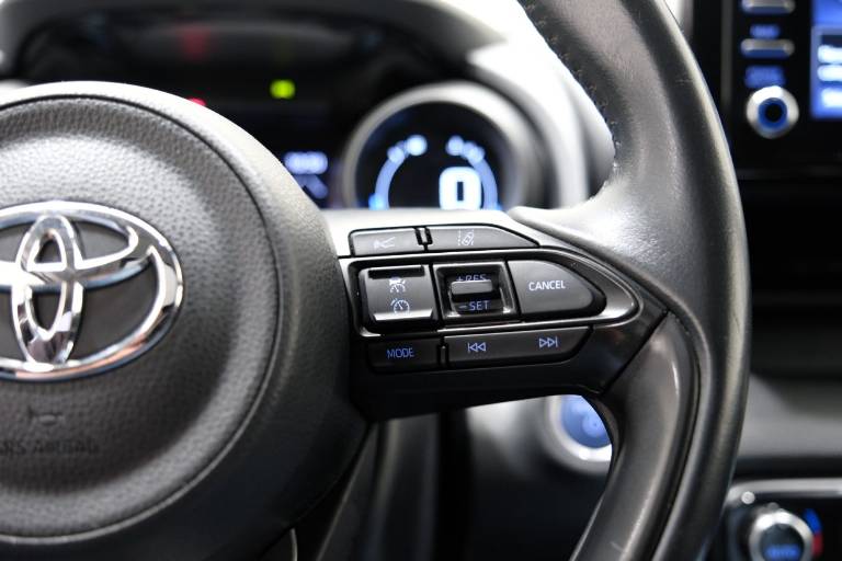 TOYOTA Yaris 23