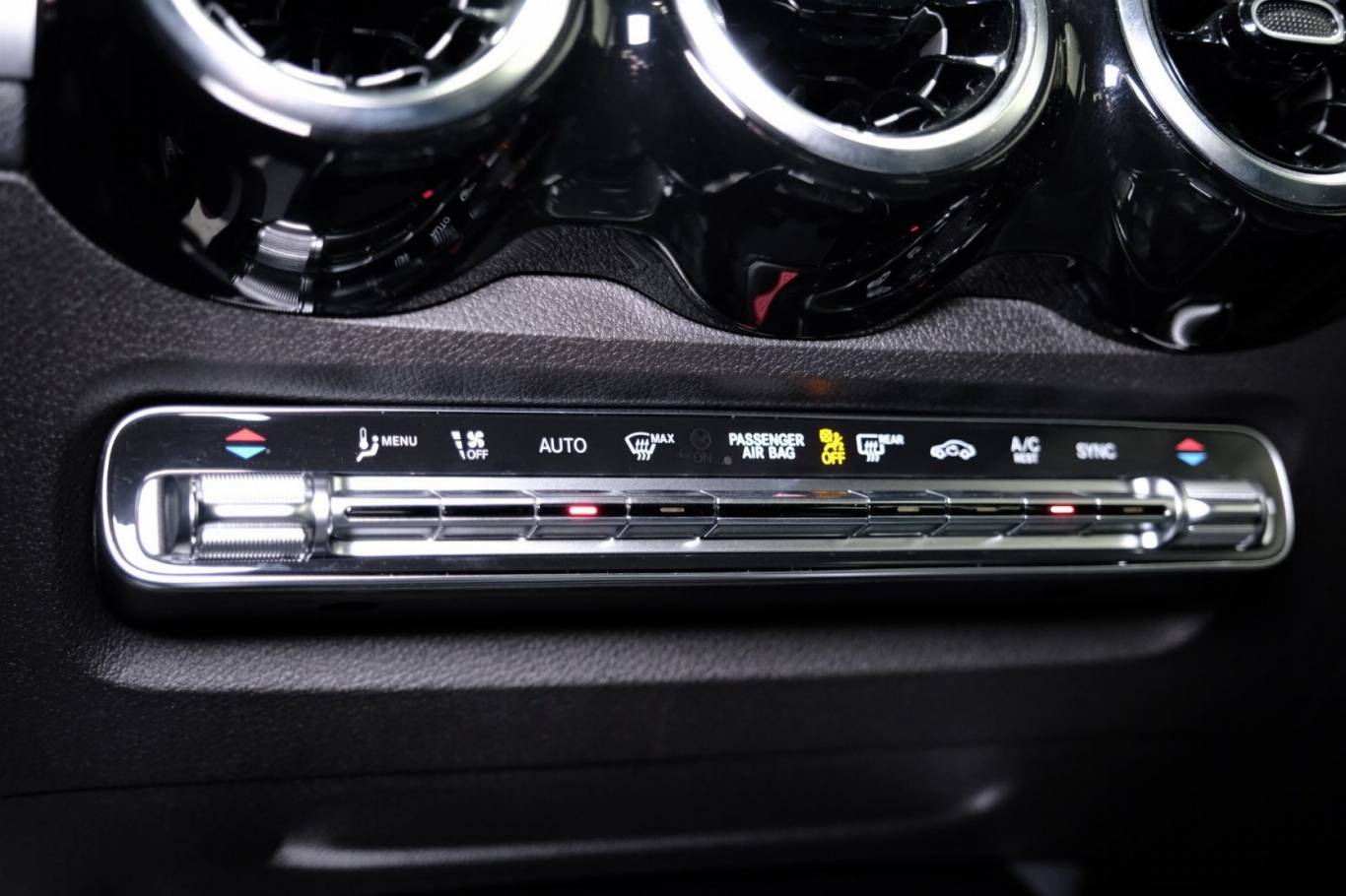 MERCEDES-BENZ GLB 200 31