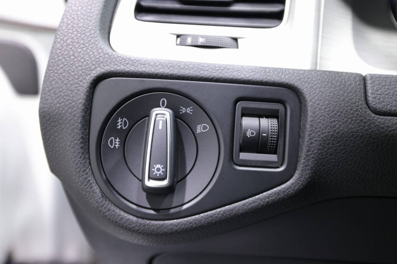 VOLKSWAGEN Golf 25