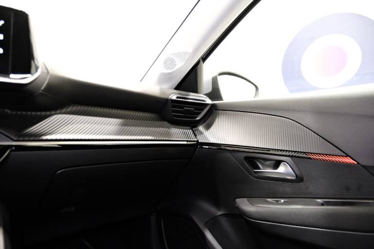 PEUGEOT 208 31