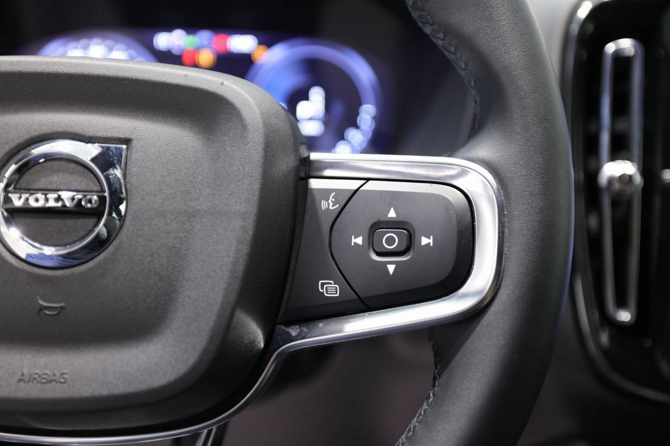 VOLVO XC40 22