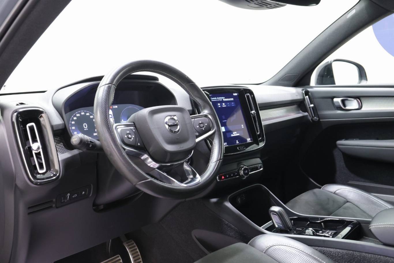VOLVO XC40 5