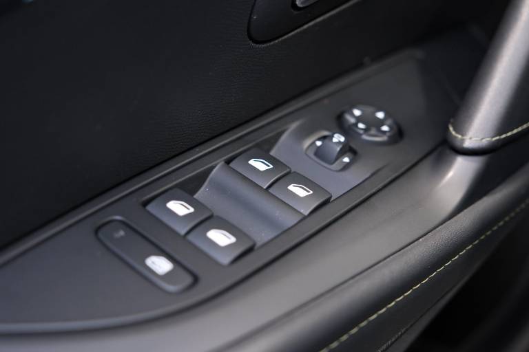 PEUGEOT 208 38