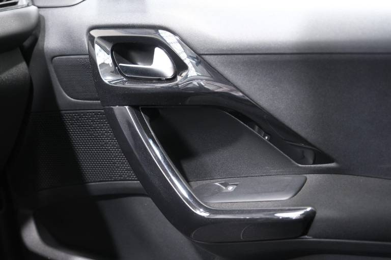 PEUGEOT 208 31