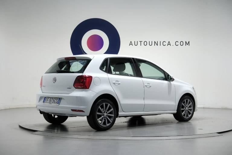 VOLKSWAGEN Polo 15