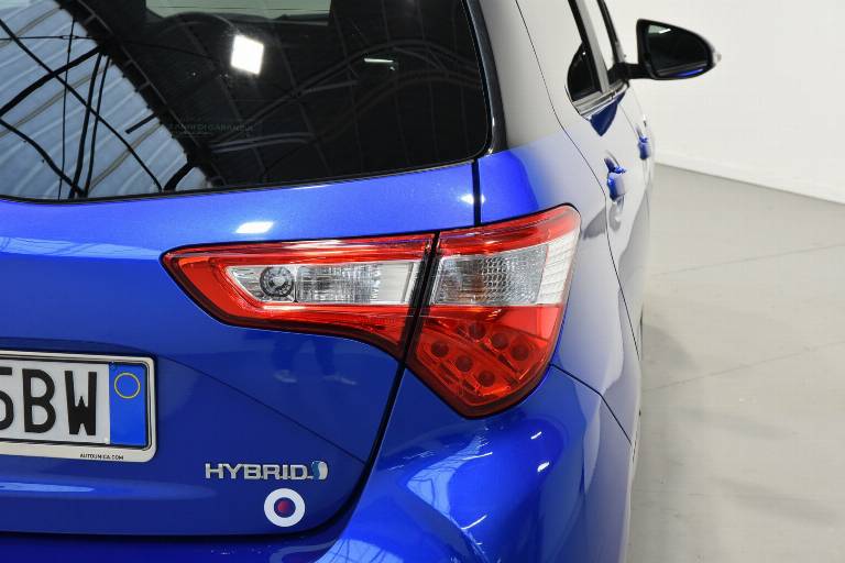 TOYOTA Yaris 19