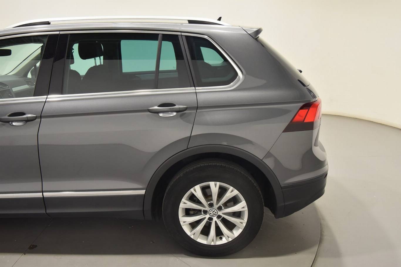 VOLKSWAGEN Tiguan 36