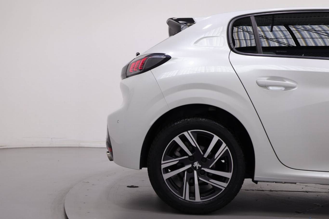 PEUGEOT 208 44
