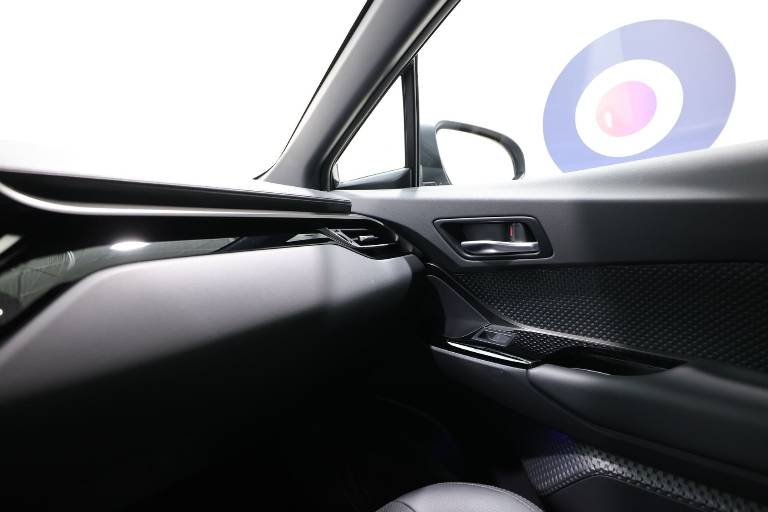 TOYOTA C-HR 39