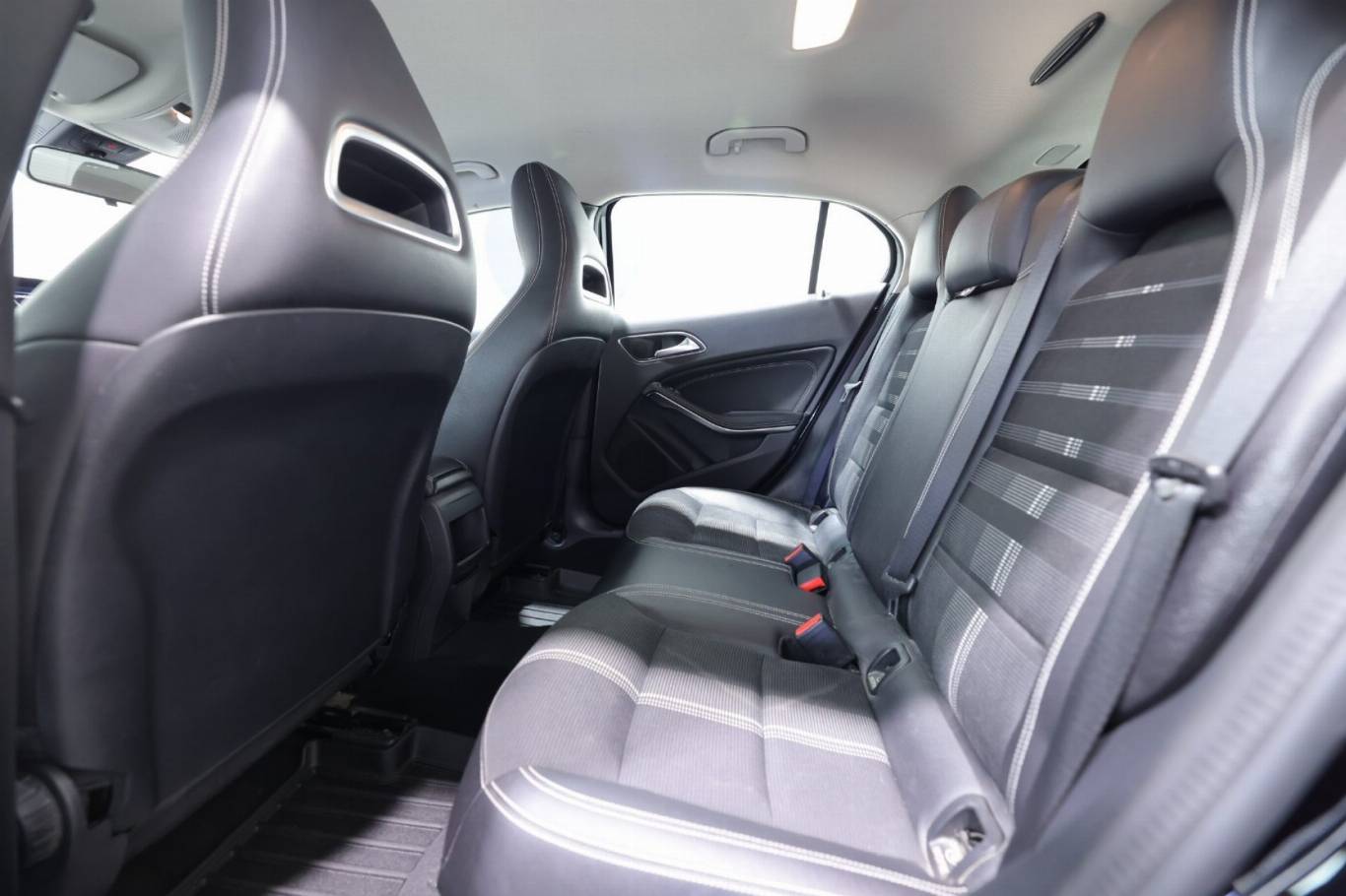 MERCEDES-BENZ GLA 200 33