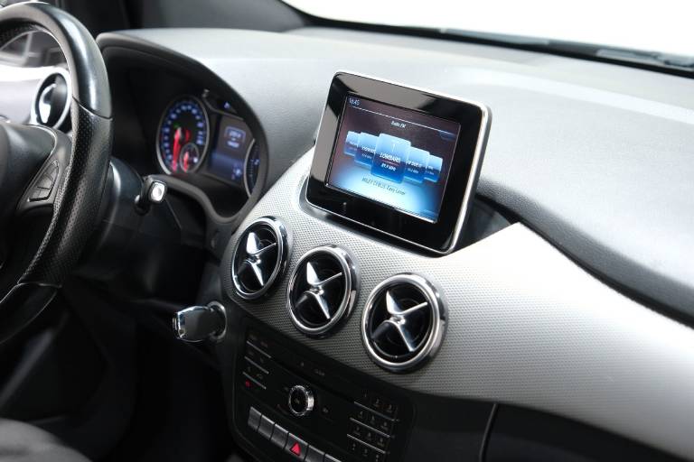 MERCEDES-BENZ B 180 48