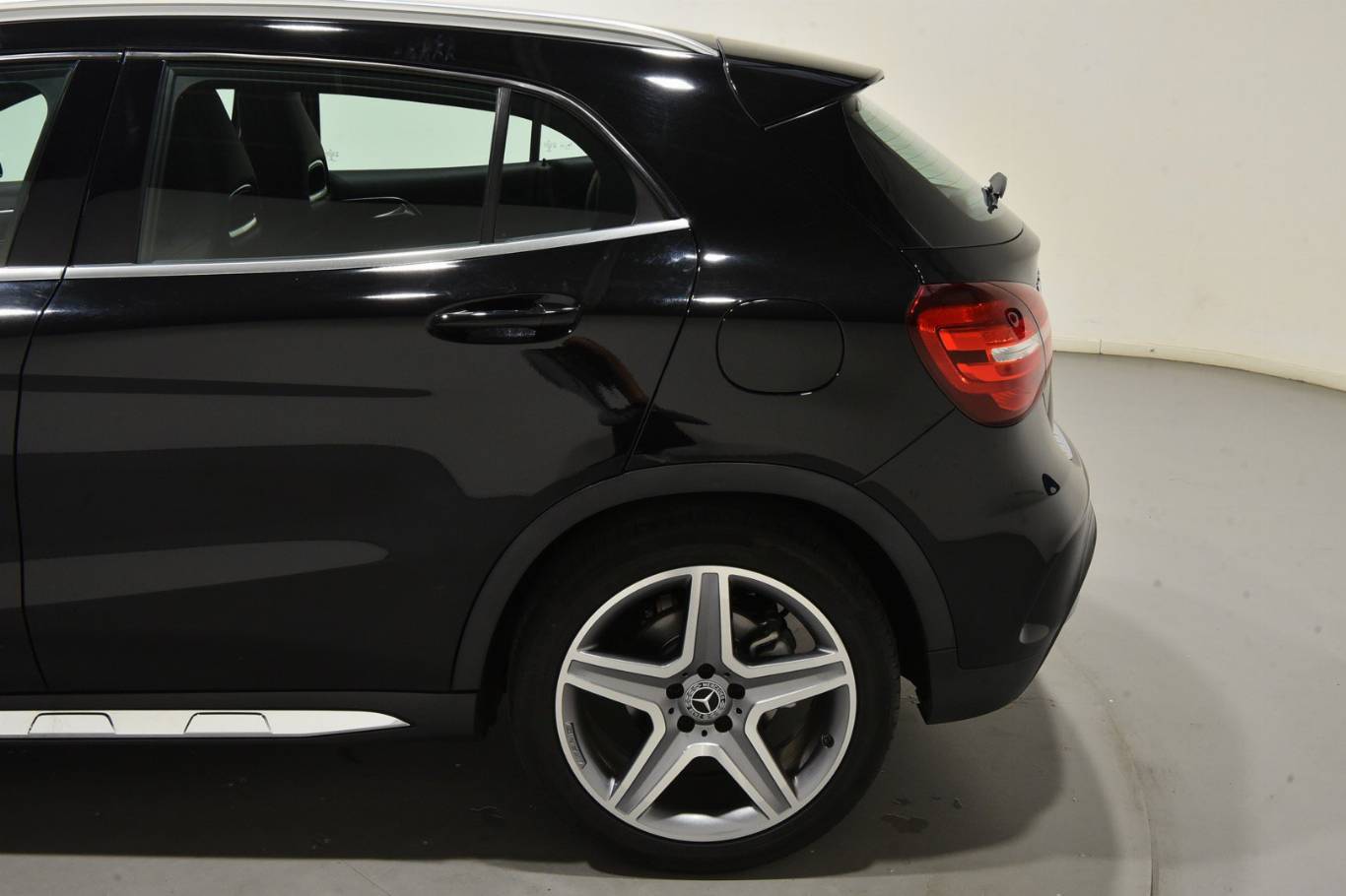 MERCEDES-BENZ GLA 180 44