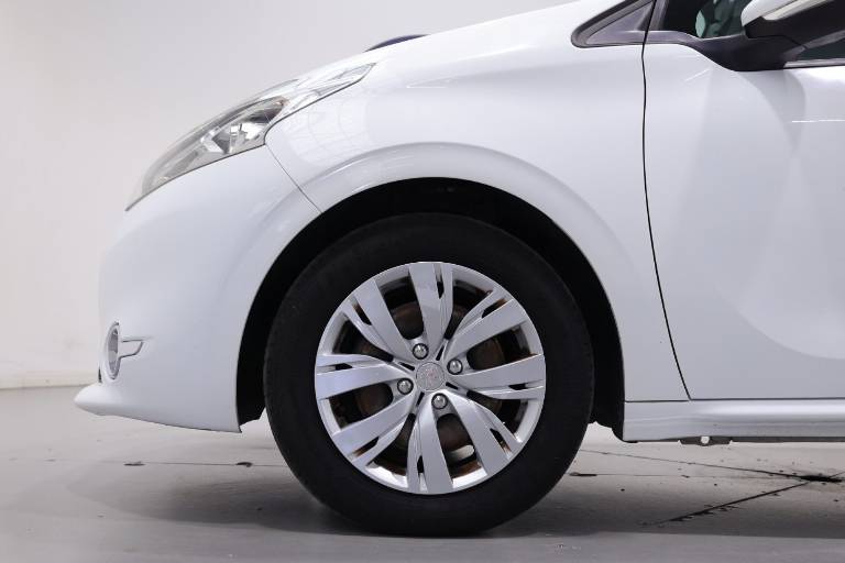 PEUGEOT 208 16
