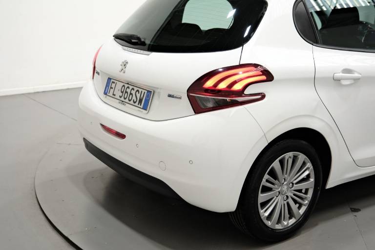 PEUGEOT 208 48