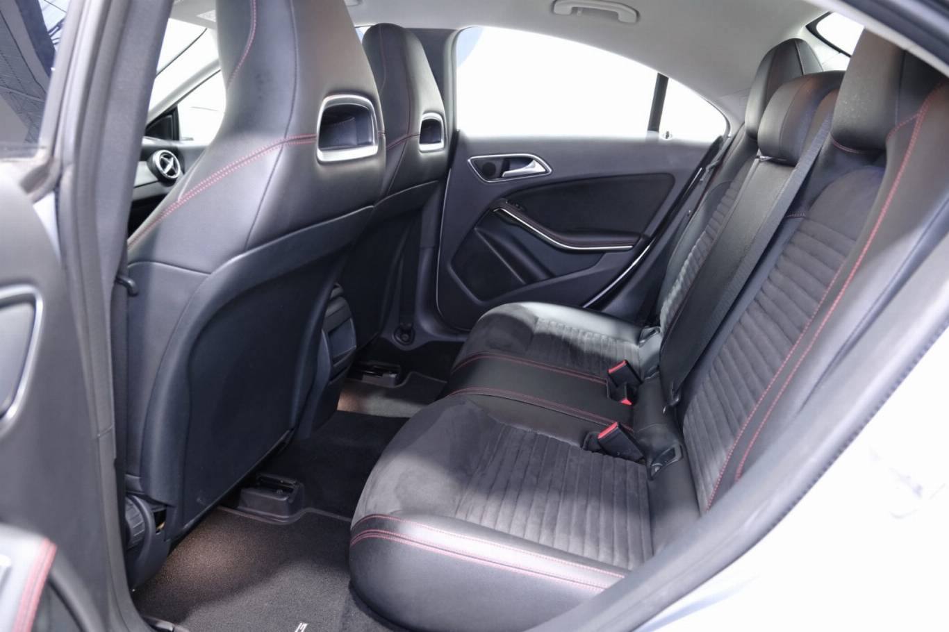 MERCEDES-BENZ CLA 220 39