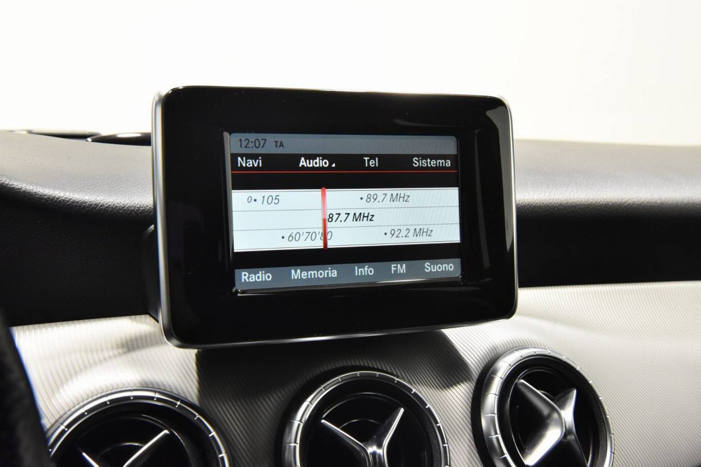 MERCEDES-BENZ CLA 200 33