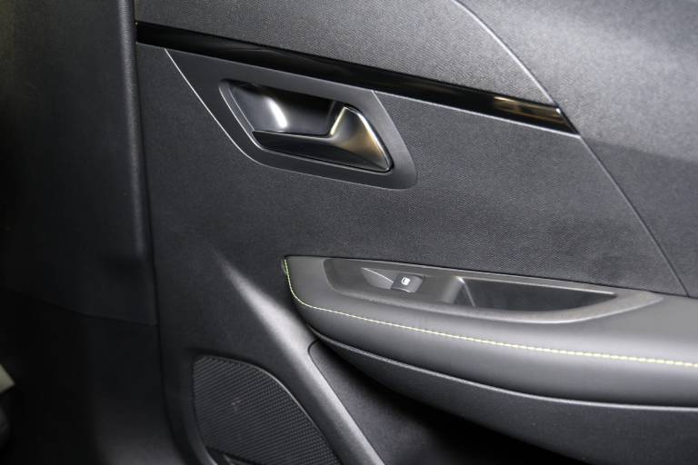 PEUGEOT 208 40