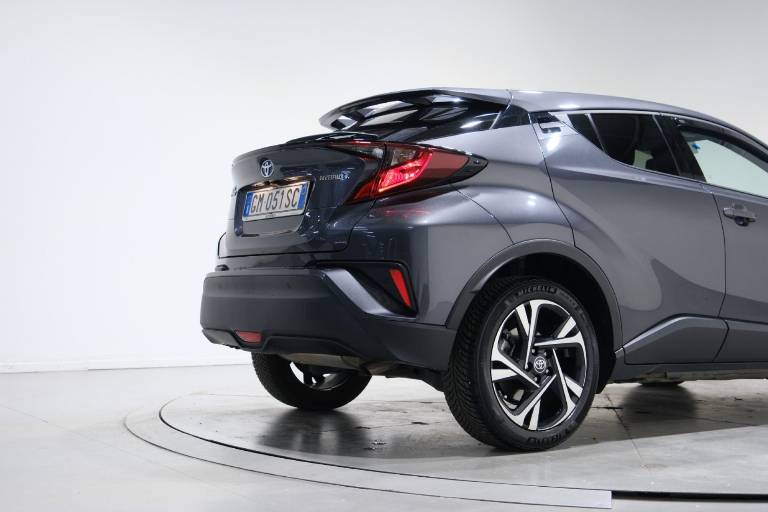 TOYOTA C-HR 13