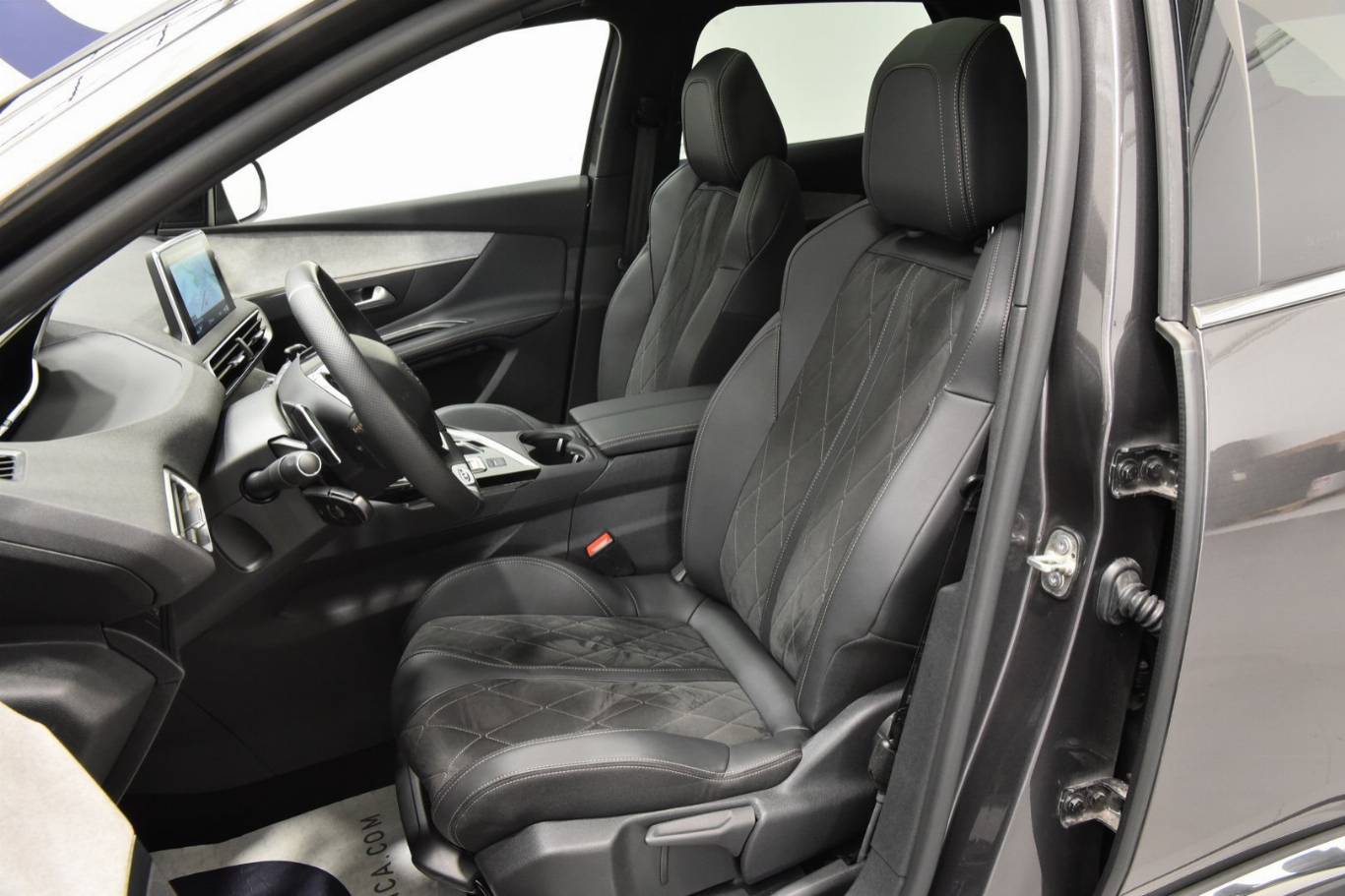 PEUGEOT 3008 4