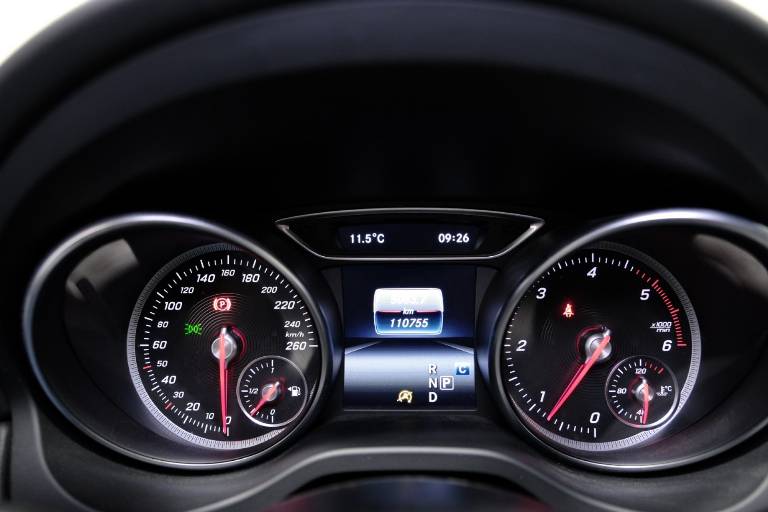 MERCEDES-BENZ CLA 220 8