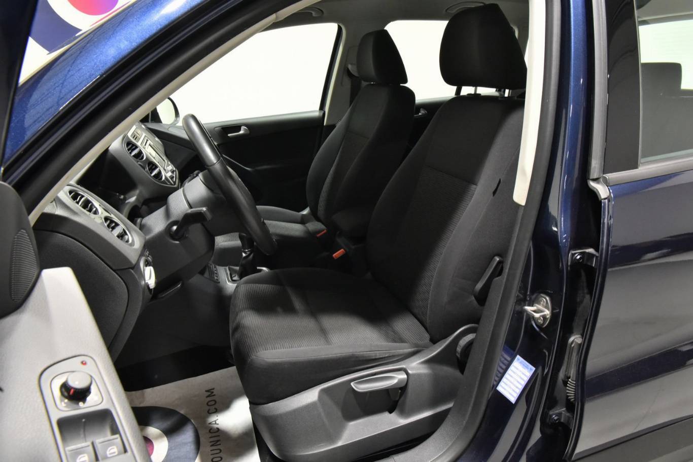 VOLKSWAGEN Tiguan 4