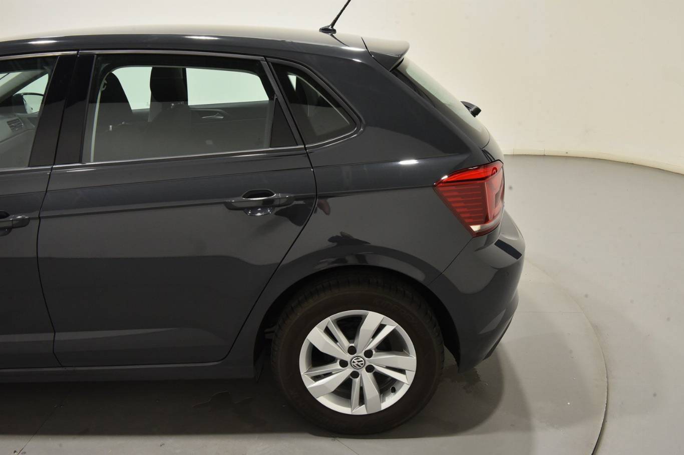 VOLKSWAGEN Polo 44