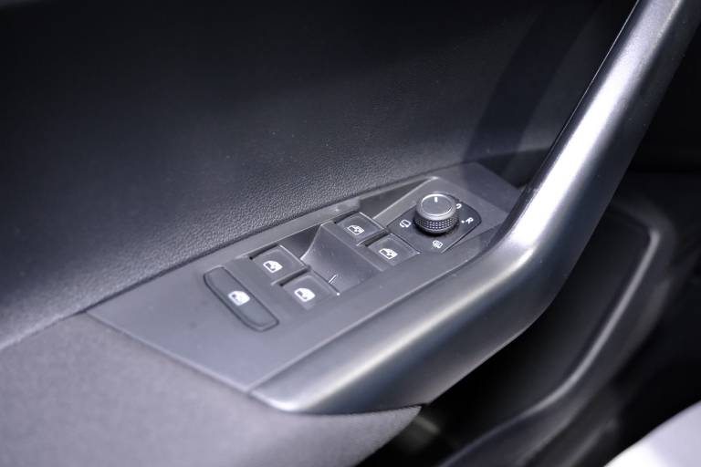 VOLKSWAGEN Polo 31