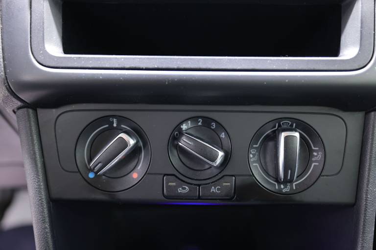 VOLKSWAGEN Polo 26