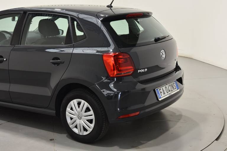 VOLKSWAGEN Polo 18