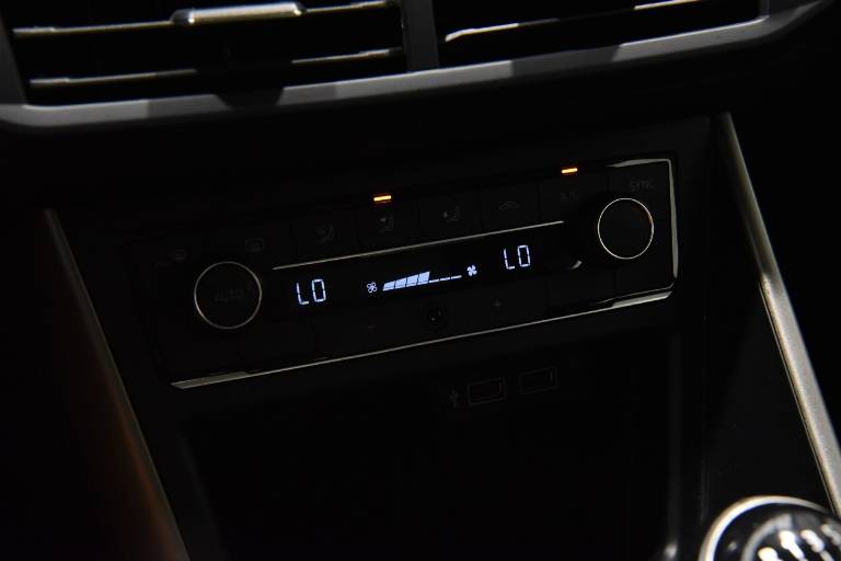 VOLKSWAGEN Polo 11