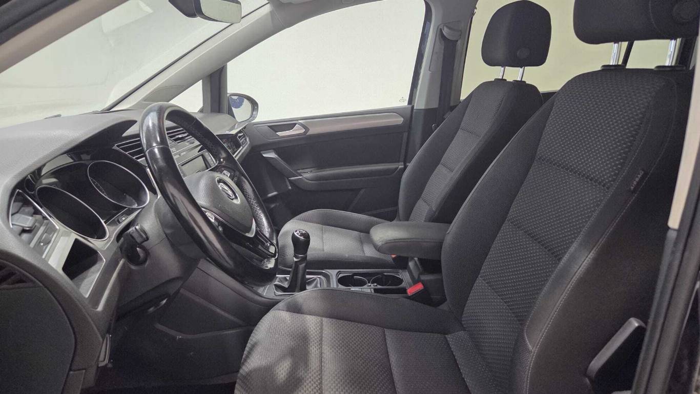 VOLKSWAGEN Touran 8