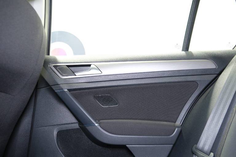 VOLKSWAGEN Golf 37