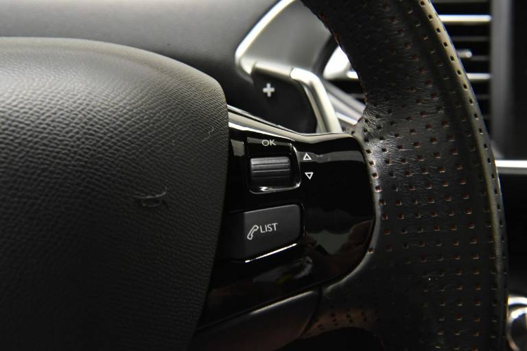 PEUGEOT 308 8