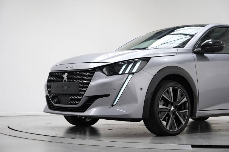 PEUGEOT 208 12