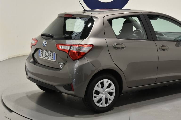 TOYOTA Yaris 18