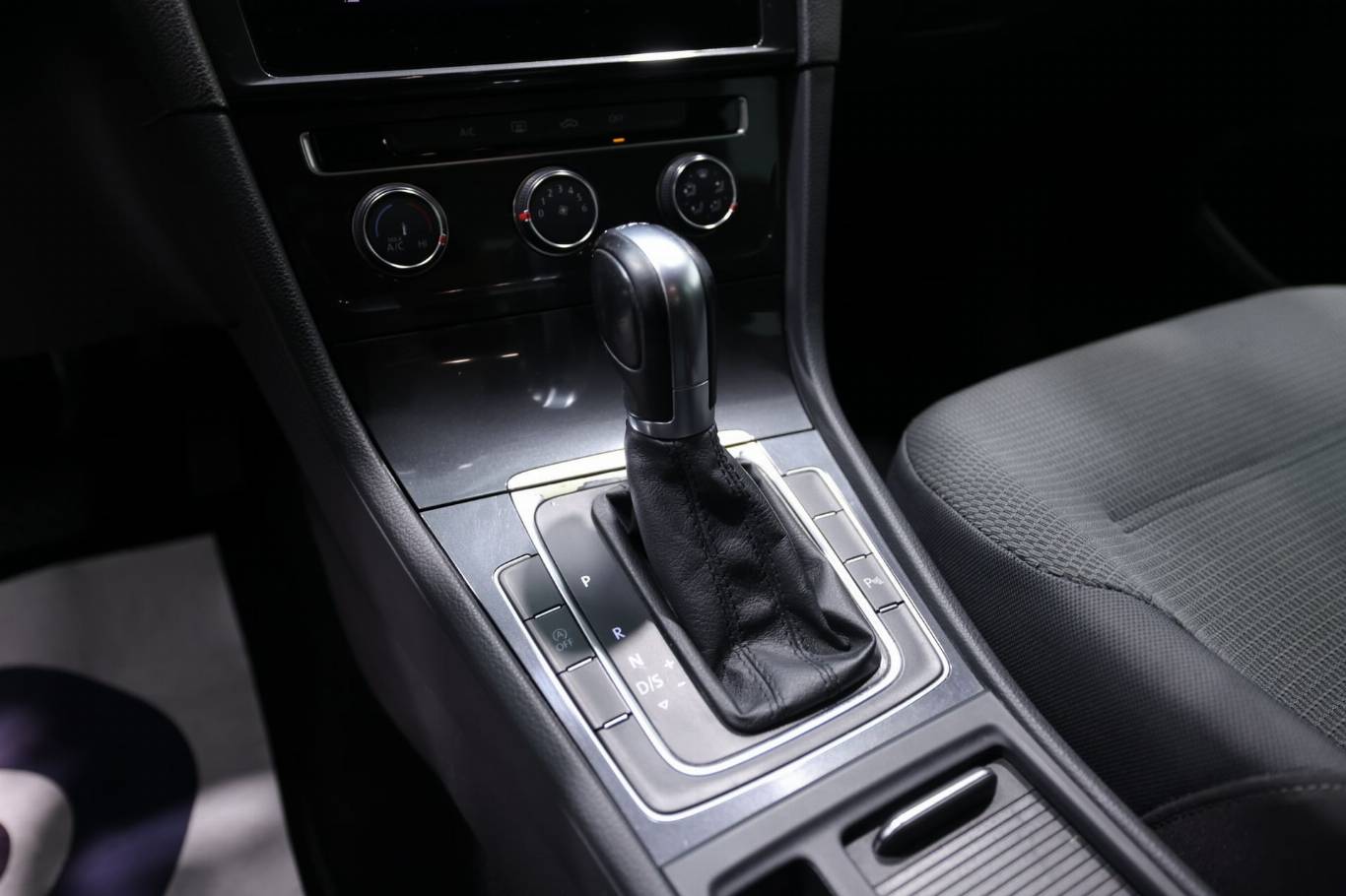 VOLKSWAGEN Golf 32