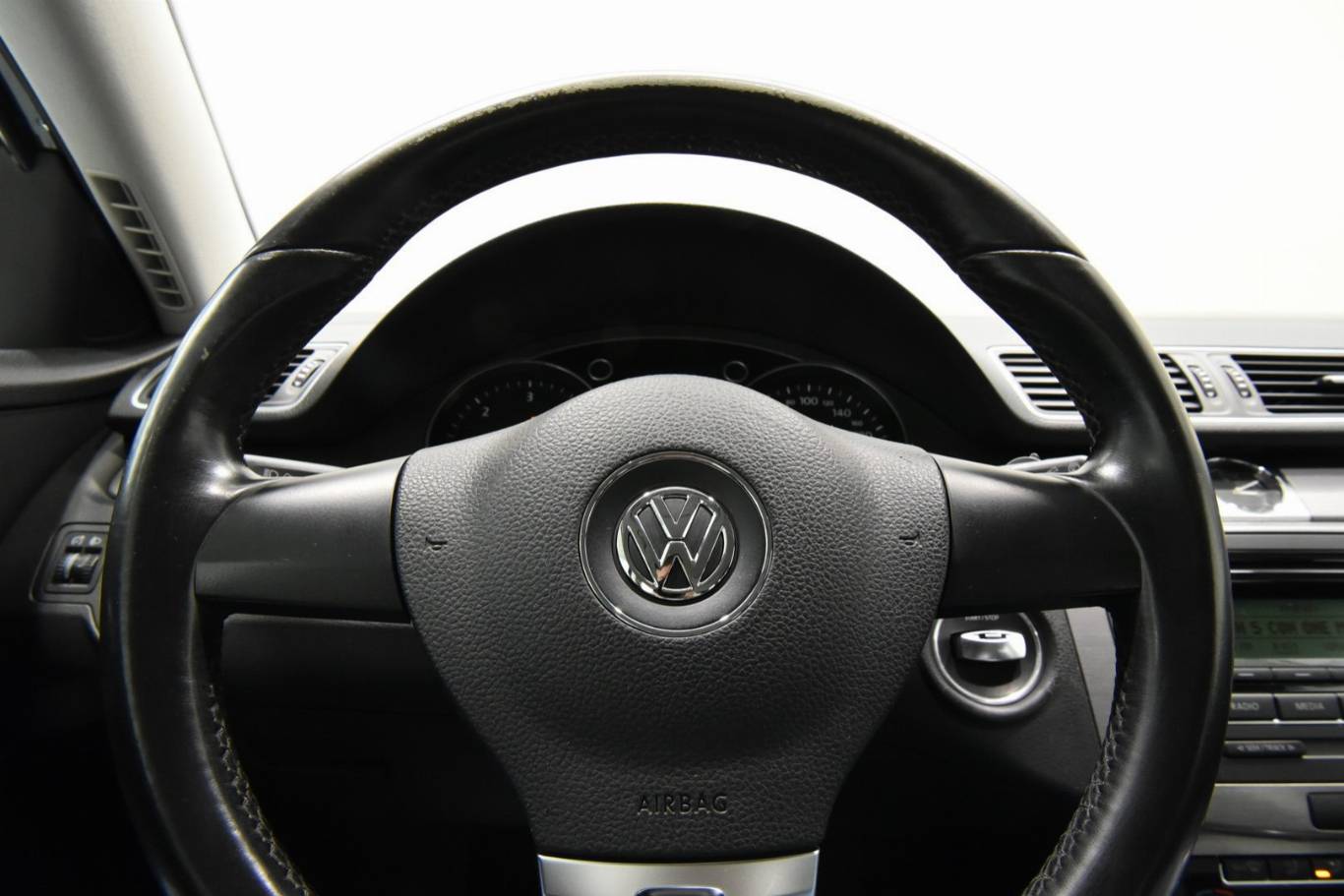 VOLKSWAGEN Passat 24