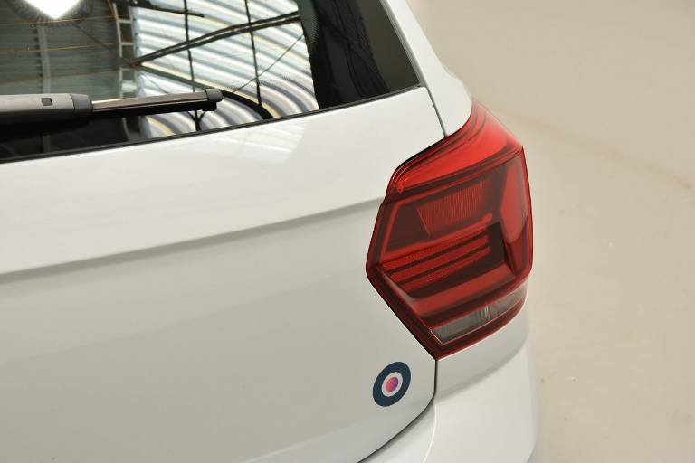 VOLKSWAGEN Polo 42